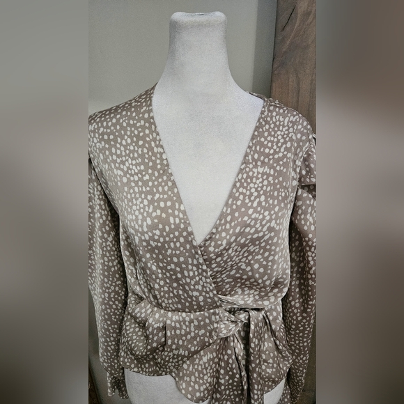 EXPRESS Satin Polka Dot Print V Neck Puff Sleeve Wrap Tie Blouse.Taupe/white.XS - Picture 11 of 13